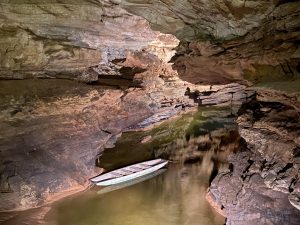 Daar wacht een boottocht over een ondergrondse rivier.