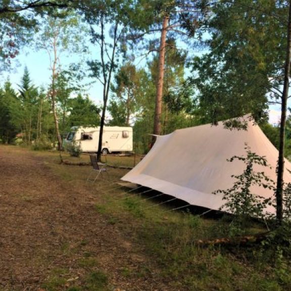kampeerplaatsen met zon en schaduw